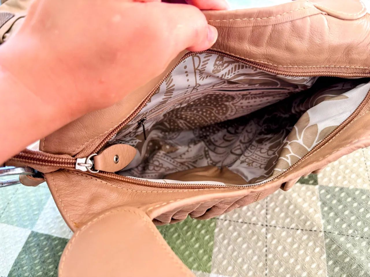 Bolsa de couro com detalhe de flor - Foto 4