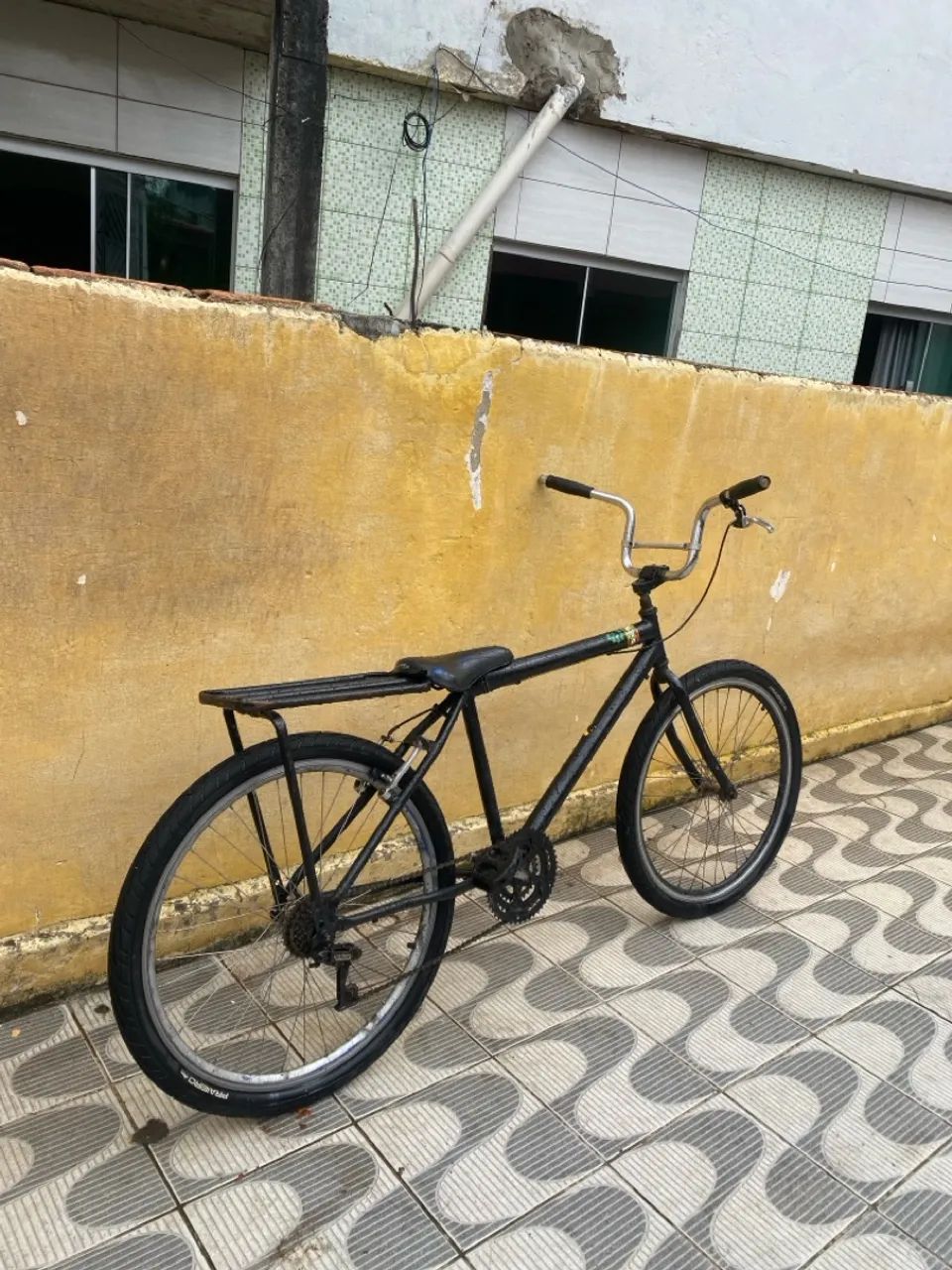 Bicicleta antiga de aro 26