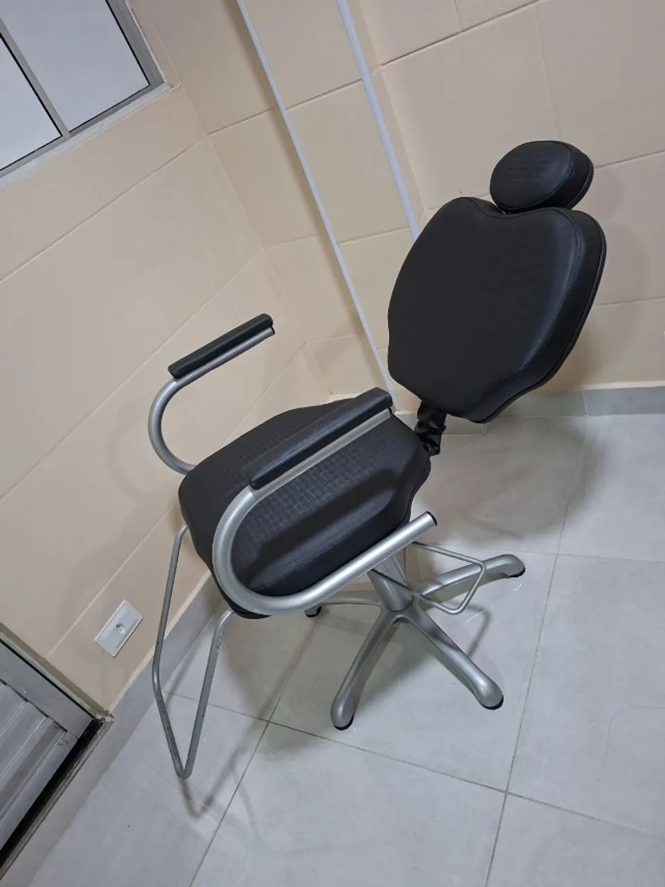 Cadeira Hidráulica Salão de Beleza Dompel Reclinável Cabeleireiro Barbeiro Barbearia 