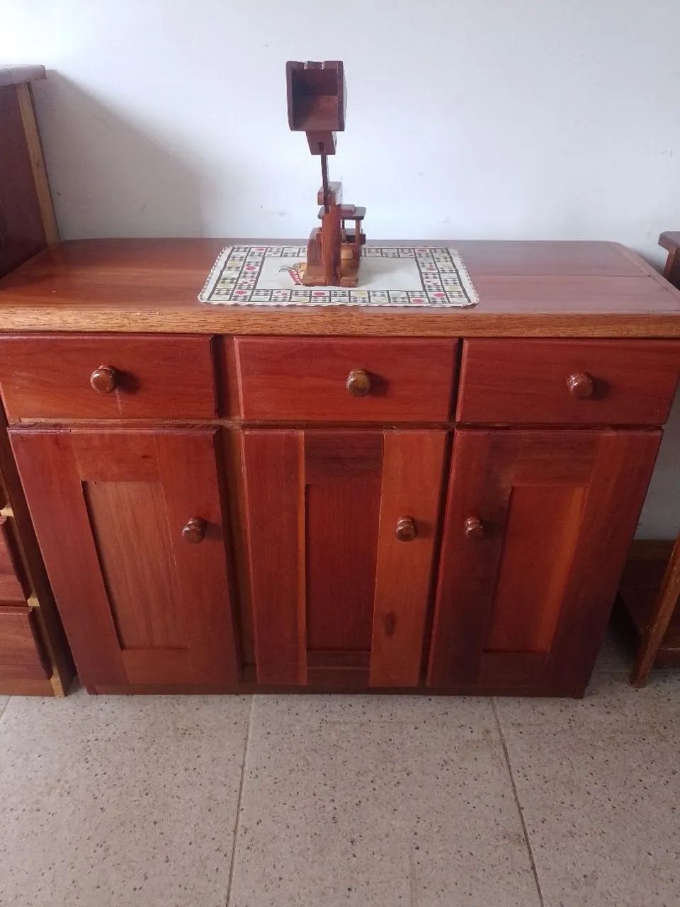 Balcão 3 portas 3 gavetas todo em madeira  - Foto 3