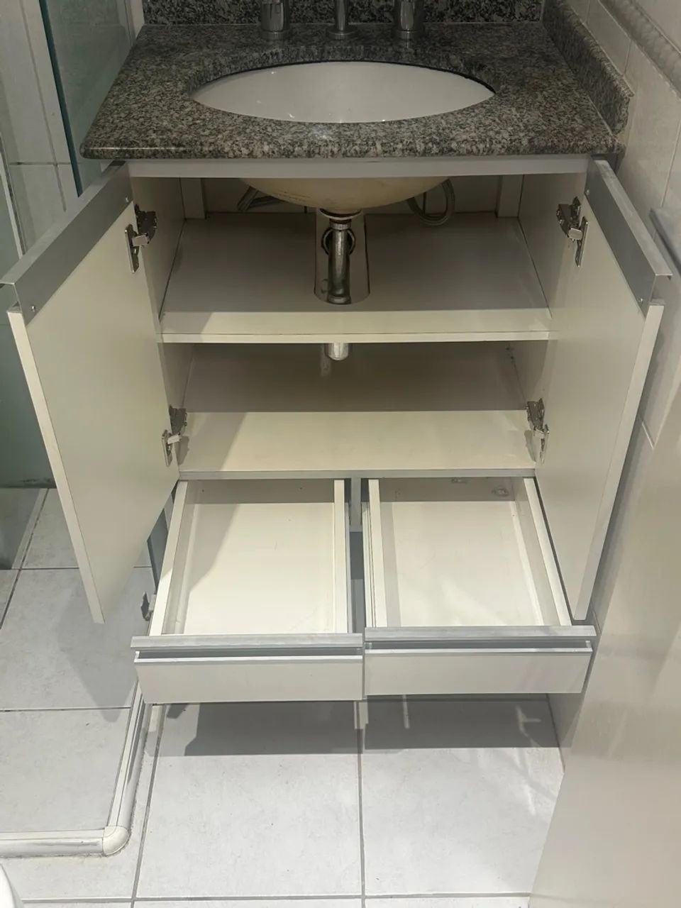 Armário de Banheiro Branco com bancada em granito - Foto 5