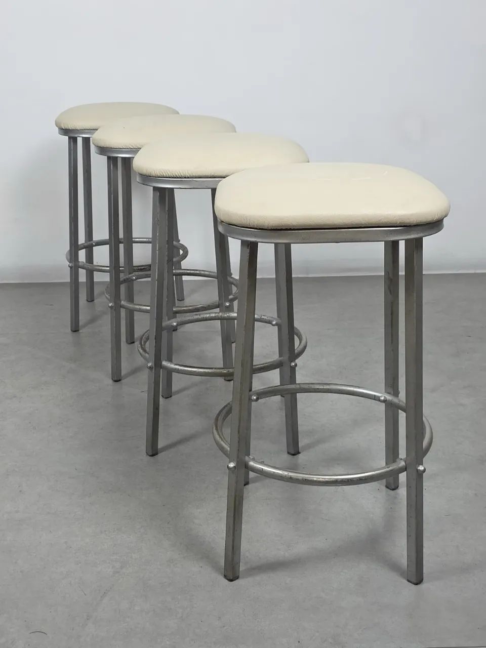 Conjunto de 4 banquetas década de 70 - Foto 5