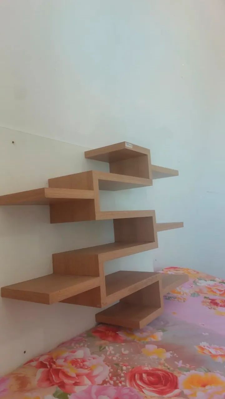Estante de Parede com Fundo Branco e Prateleiras Amadeiradas - Foto 4