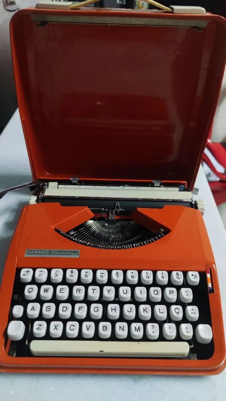 Máquina de escrever Hermes 1970 e 1980 ótimo para colecionadores