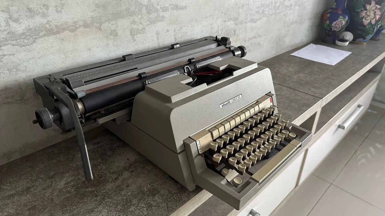 Máquina de escrever Olivetti Linea 98