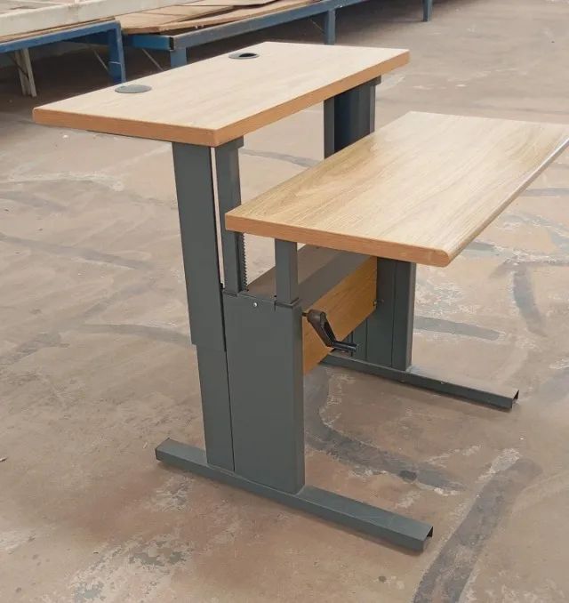 Mesa Ergonômica com Regulagem de Altura cor bege