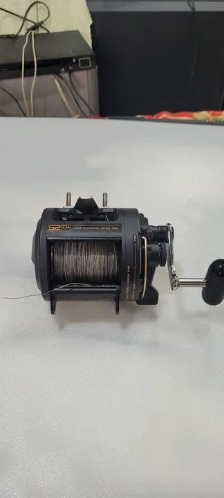 Carretilha shimano TLD-25 ,Preta lado direto 5 rol já c/ 500m de linha  multi filamento - Foto 3