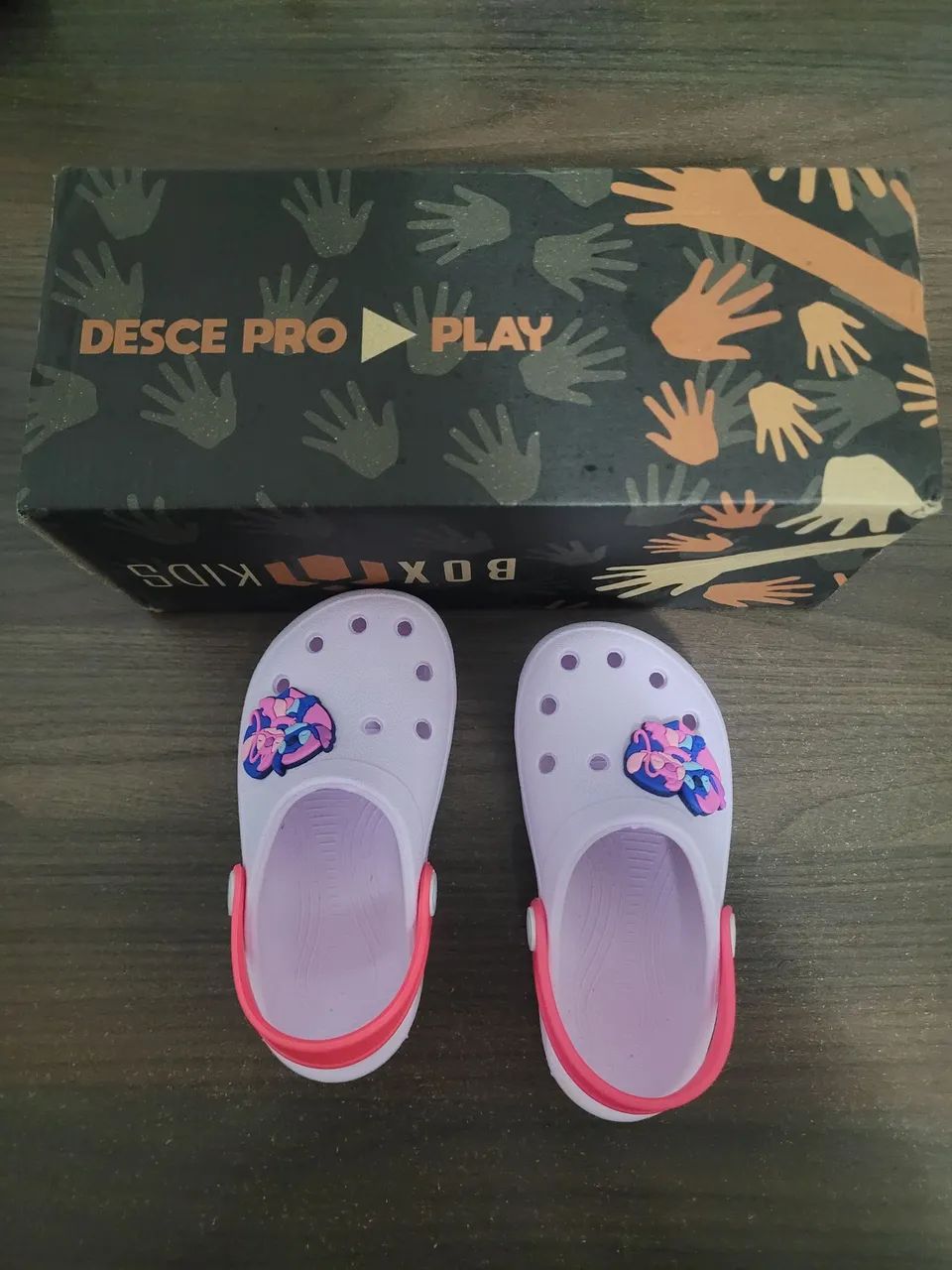 Sandálias Crocs infantis com aplique do Stitch - Foto 4