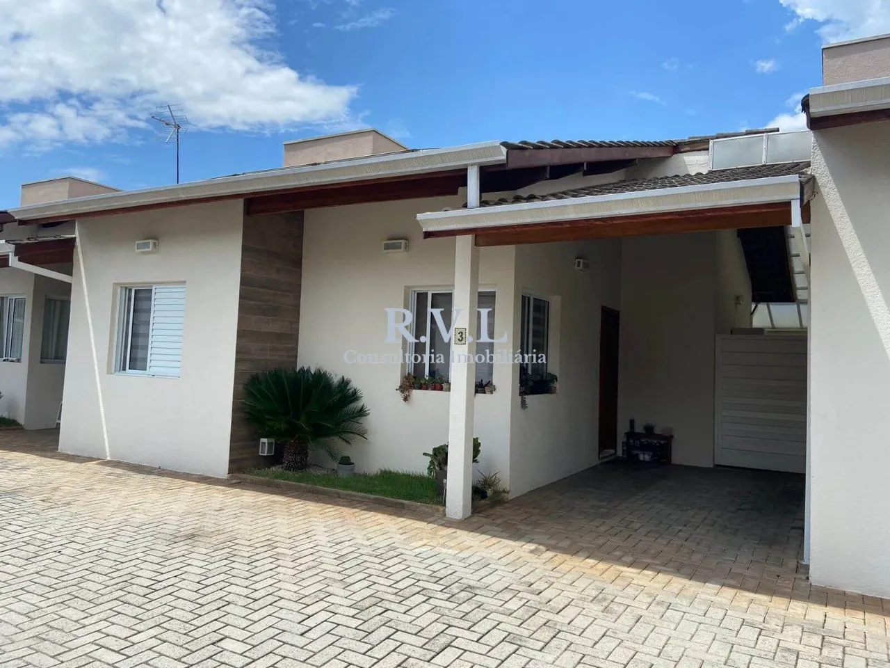 Casa térrea à venda em condomínio fechado em Atibaia-SP.