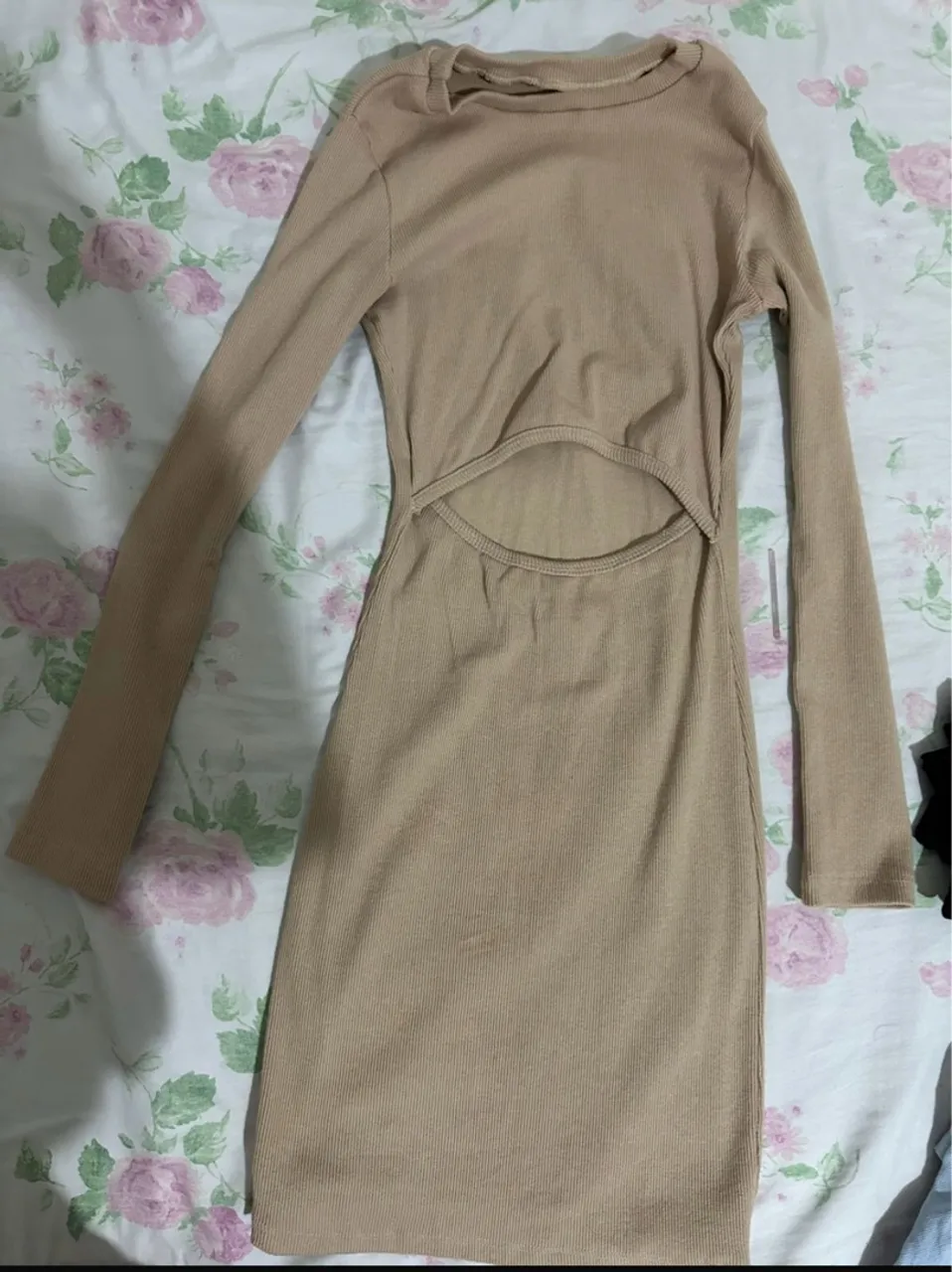 Vestido manga longa beje com recorte