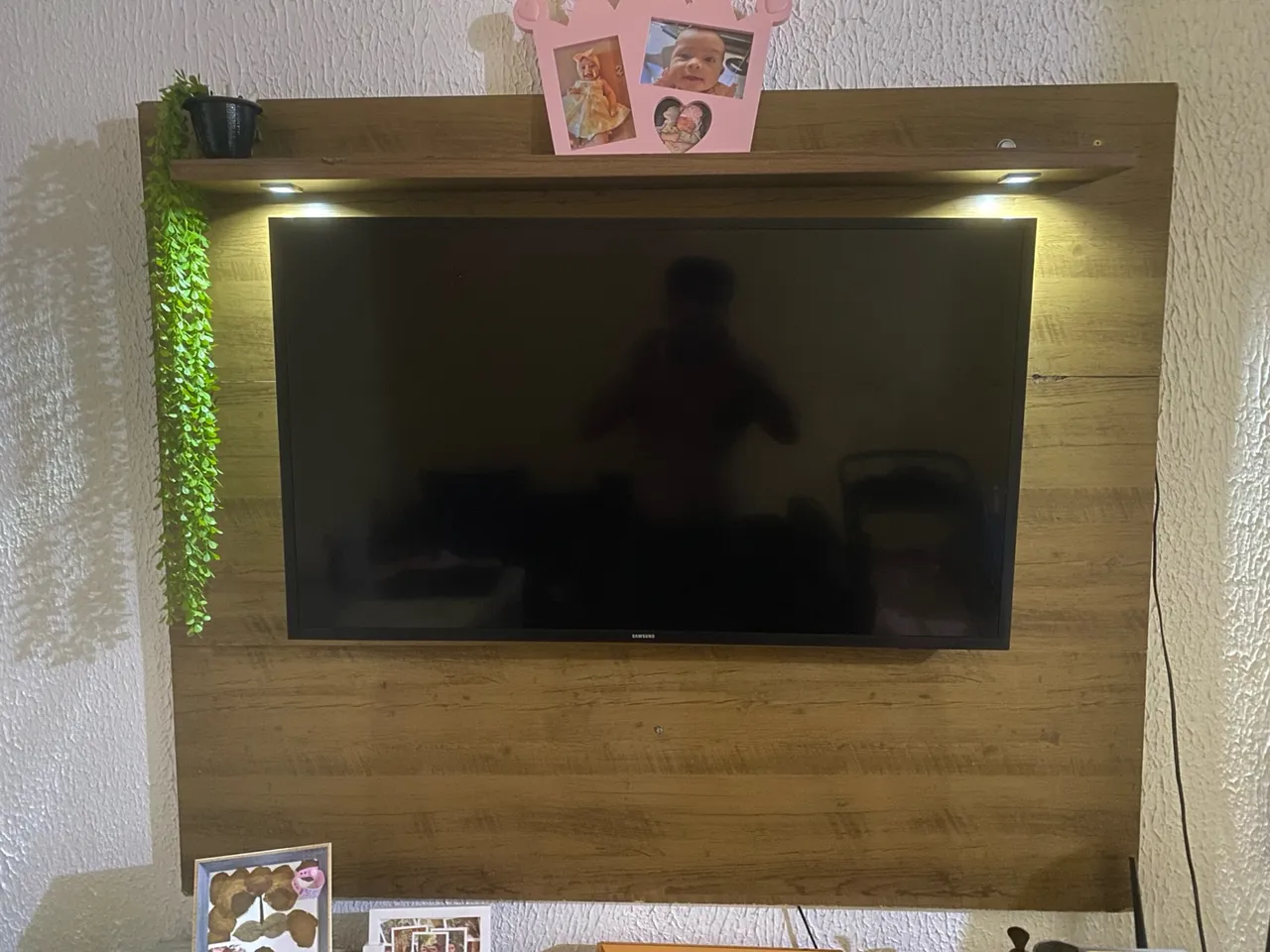 Painel para TV Amadeirado com Prateleira e Luzes