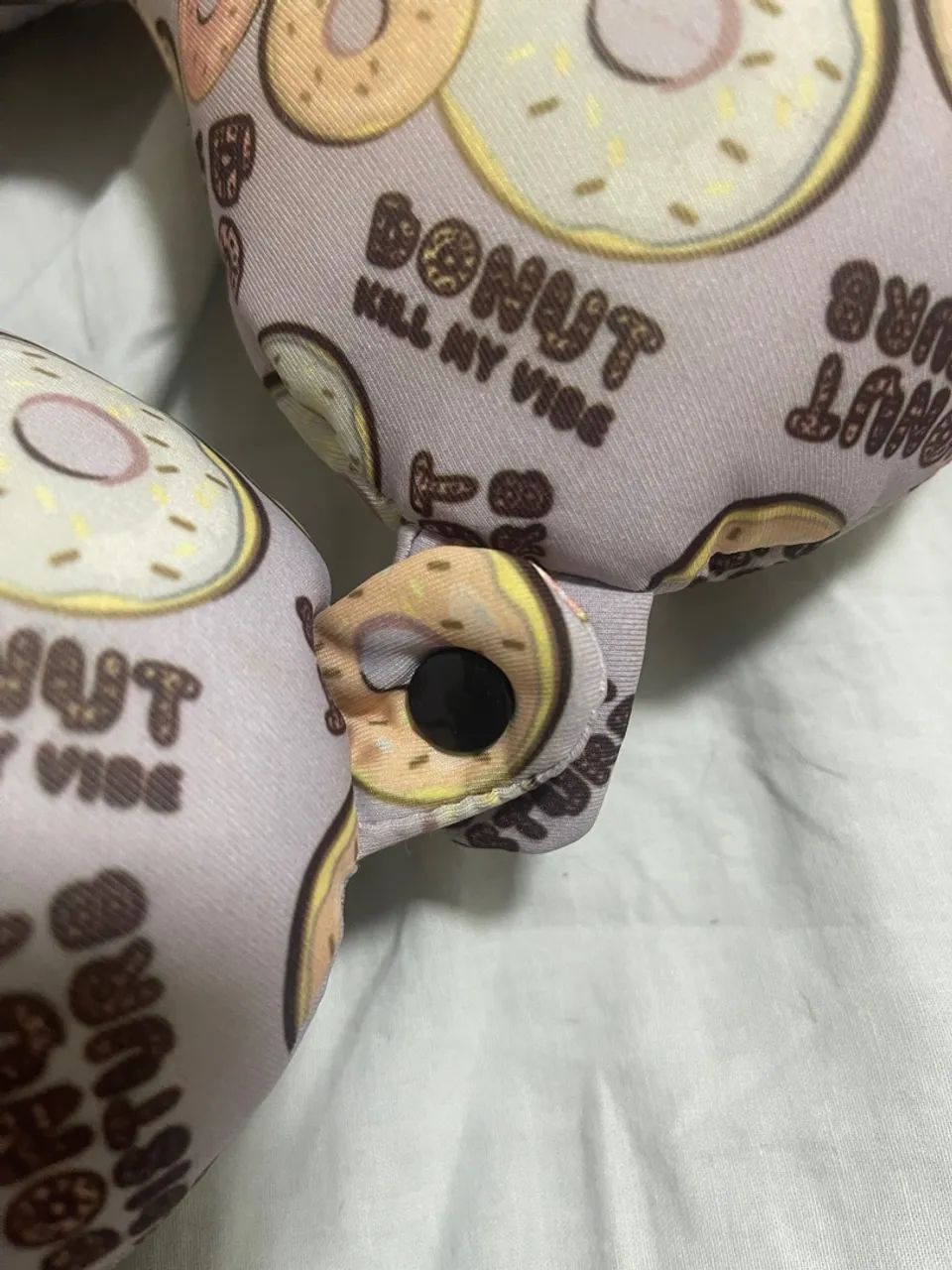 Travesseiro de pescoço com estampa de donuts - Foto 4