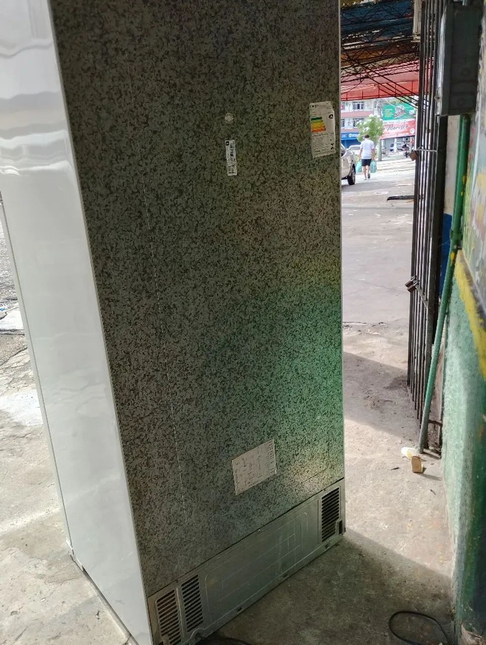 Vendo uma geladeira Eletrolux Frost Free DF80  - Foto 5