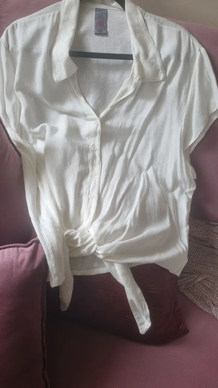 Blusa branca de viscose com nó