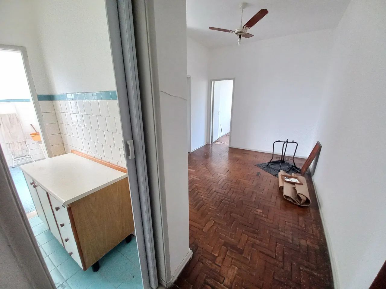 Apartamento de frente com vista indevassável, composto por sala, 2 quartos, banheiro socia - Foto 4