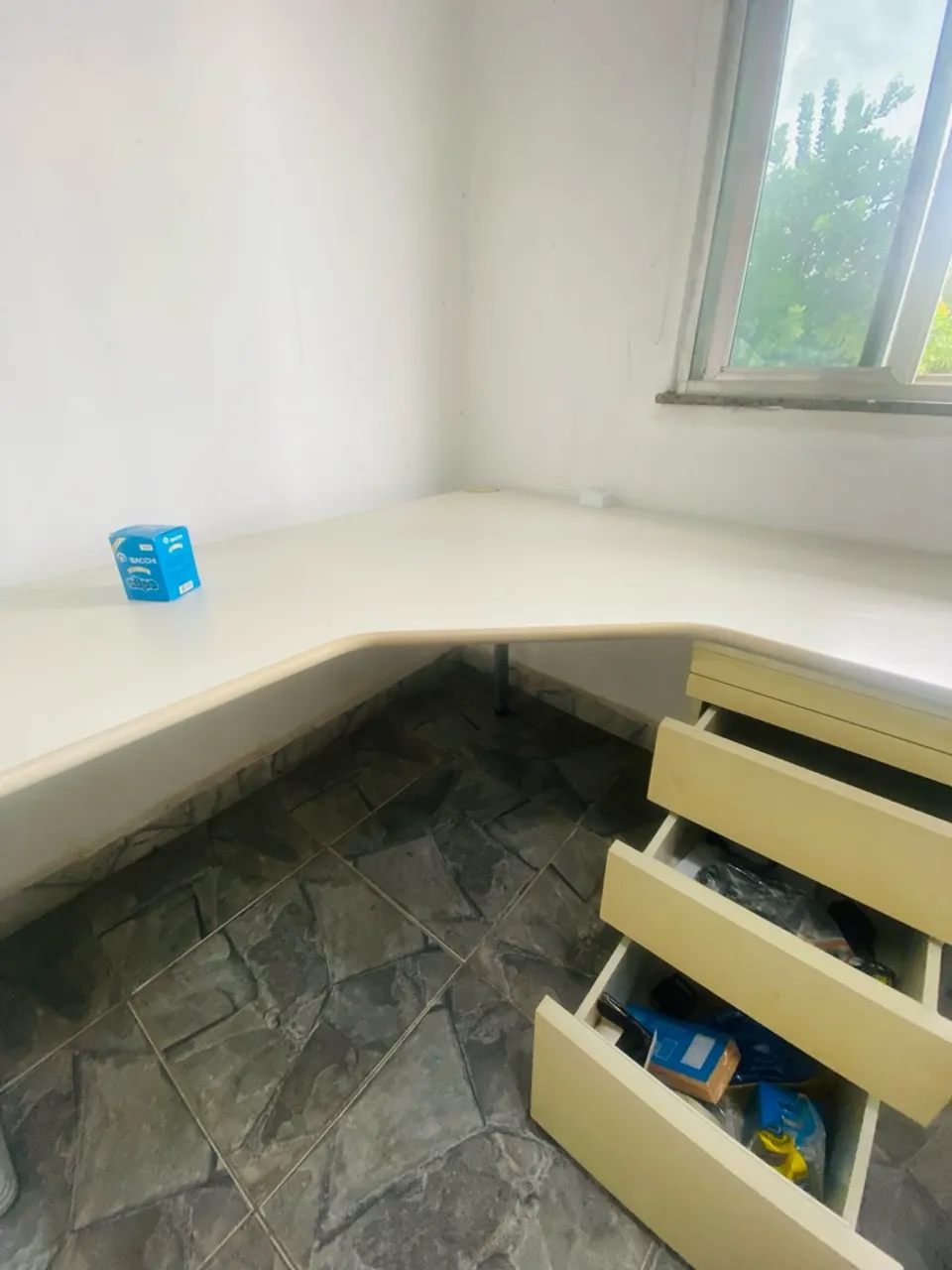 Mesa em L branca com gavetas
