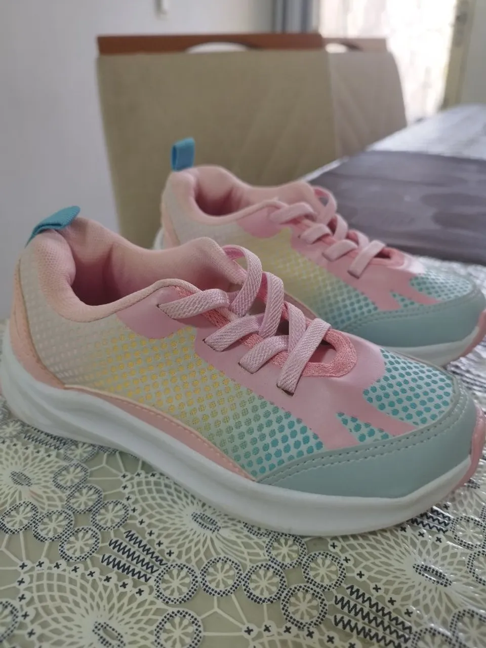 Tênis infantil rosa e azul com detalhes coloridos