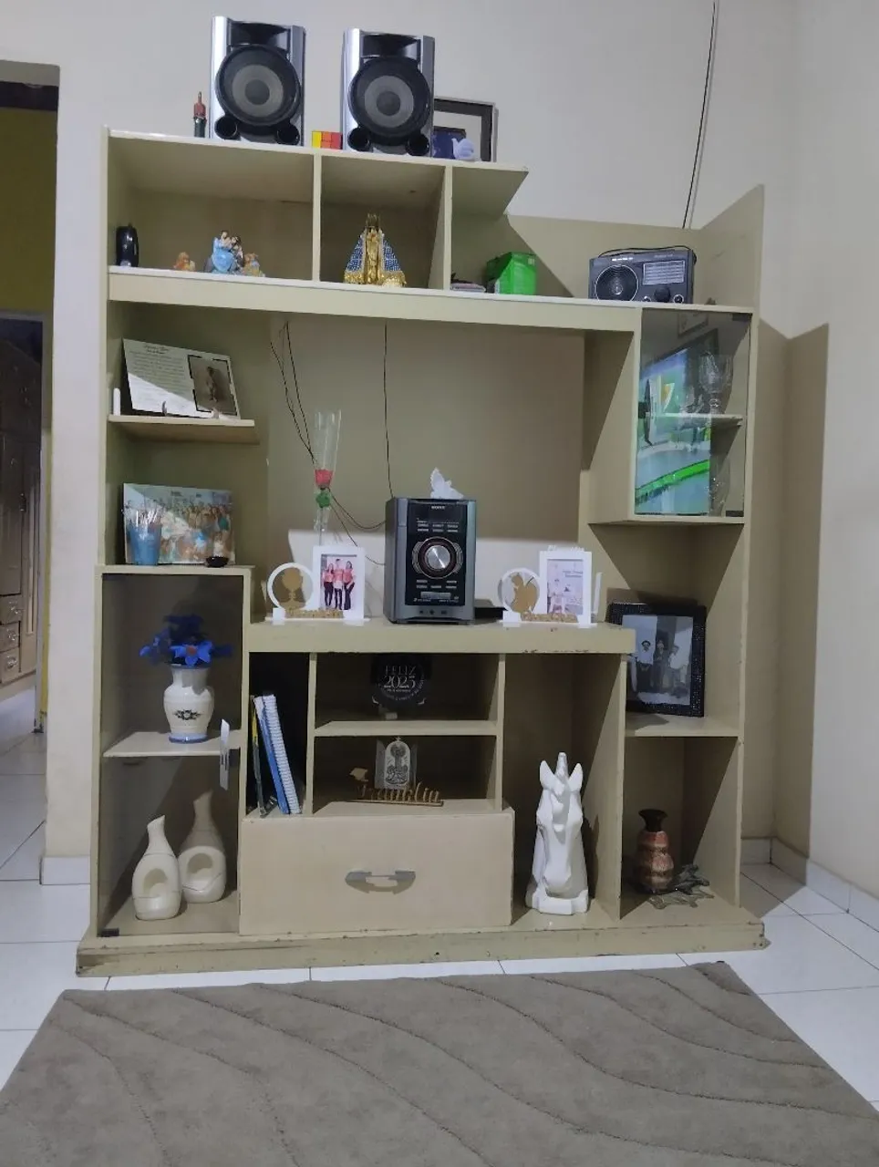 Rack para TV com prateleiras e nichos