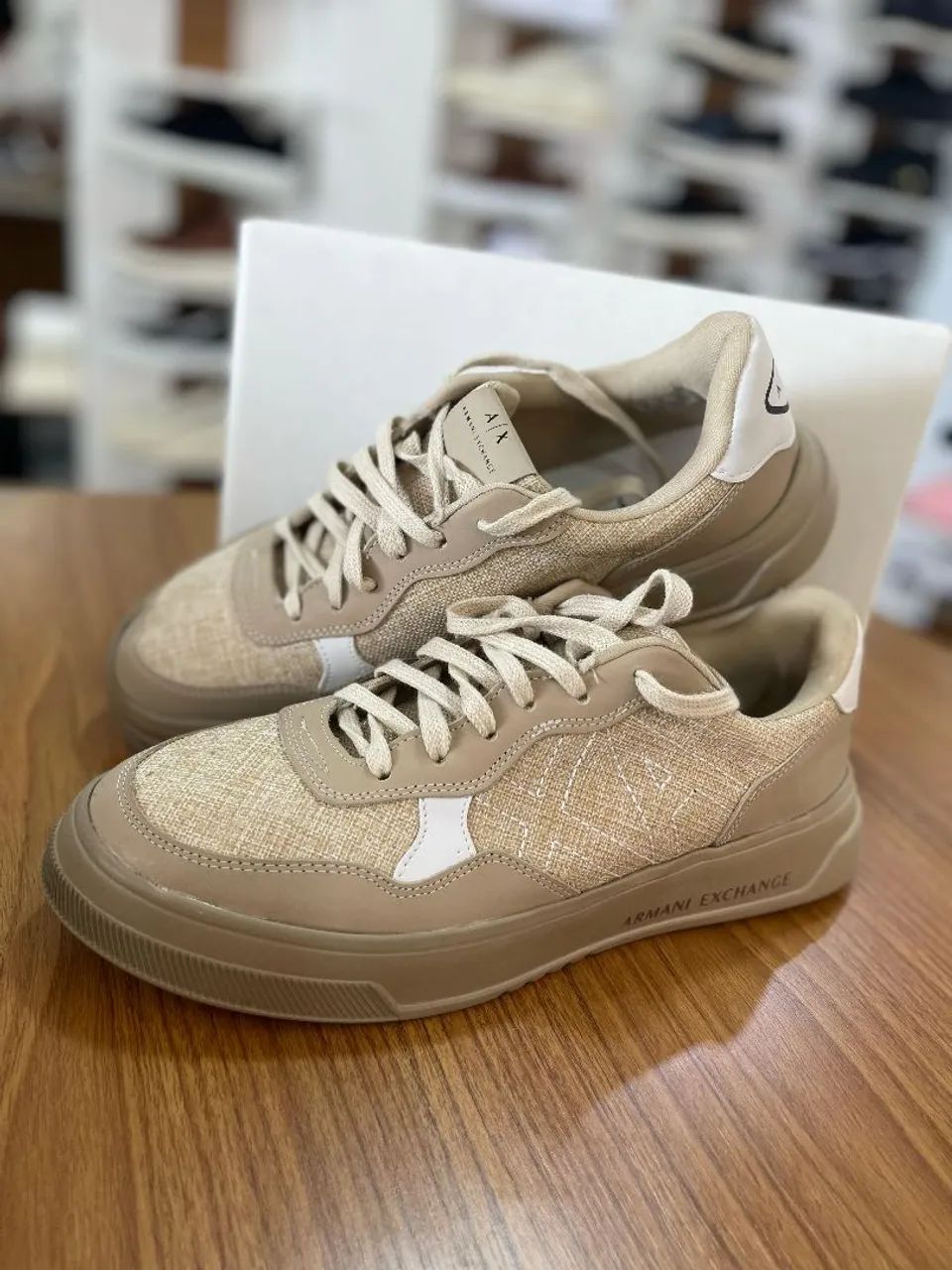 TÊNIS ARMANI EXCHANGE BEGE E BRANCO CON DETALHES DIFERENTES