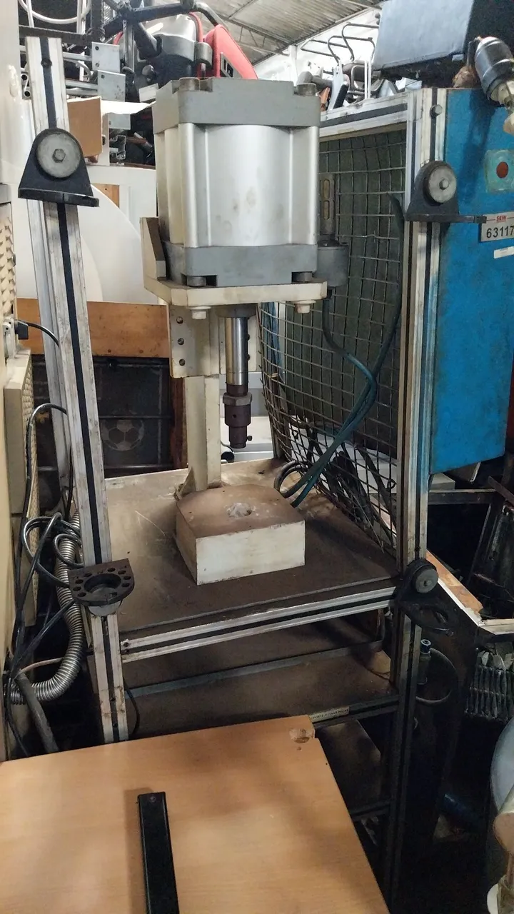 Máquina pneumática para prensagem industrial