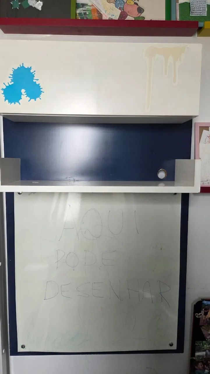Armário com baú e lousa para quarto de crianças