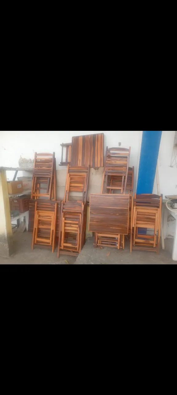 Mesa de madeira com cadeira 