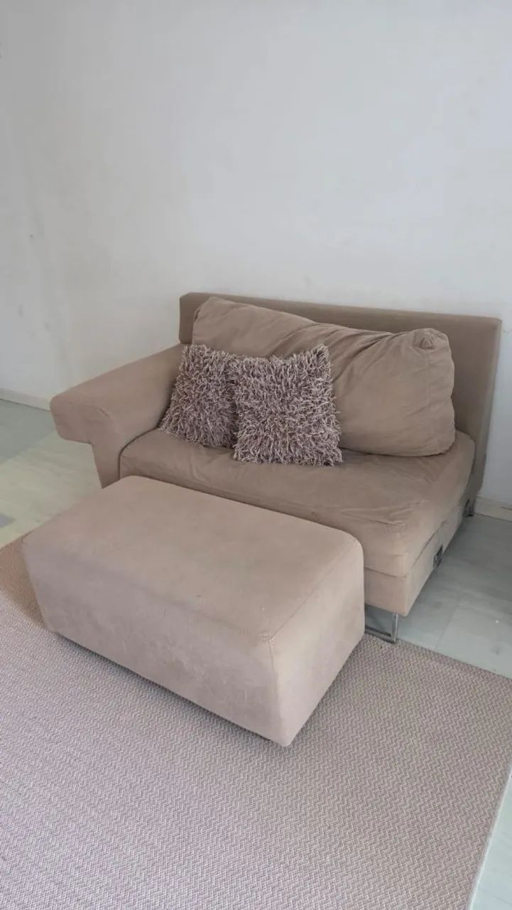Sofã de dois lugares com Puff, mesa de escritório e 3 banquetas