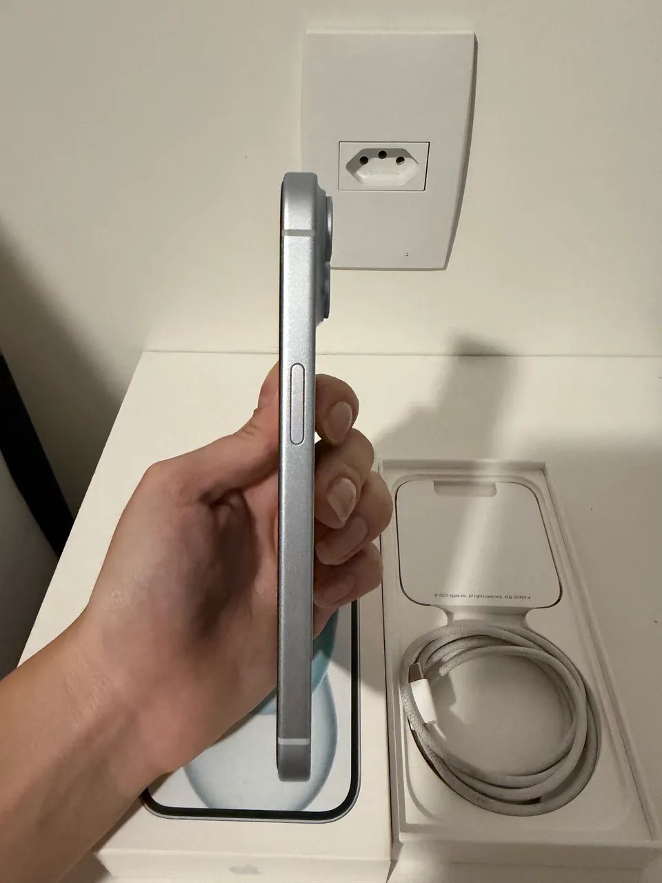 Vendo iPhone 15 256Gb Azul - Com acessórios - Foto 2