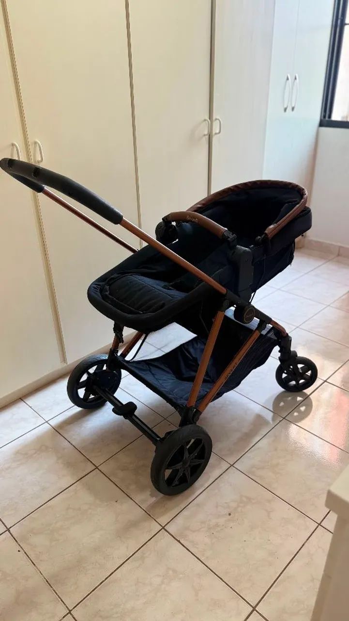 Carrinho de bebê e bebê conforto 
