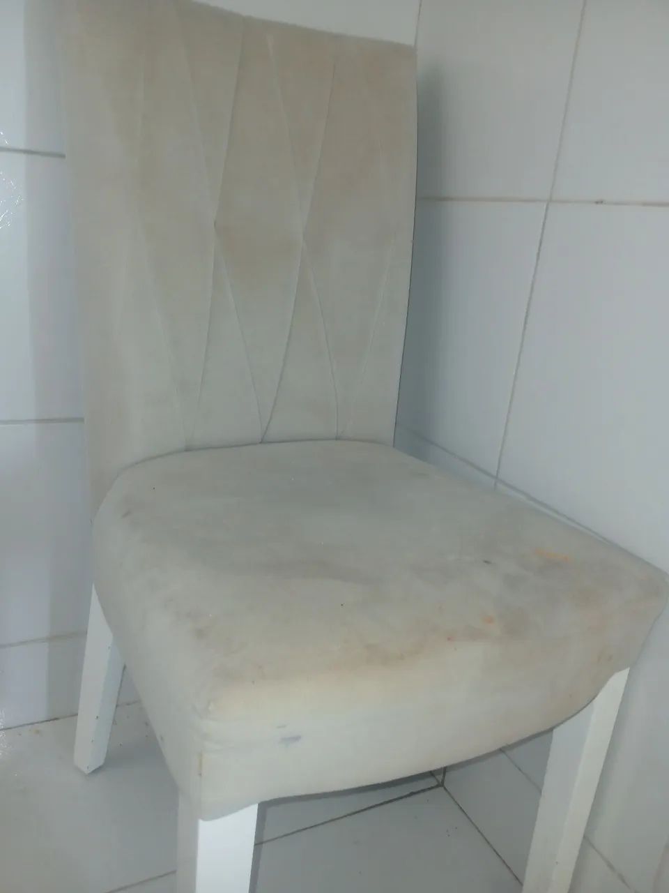 2 Cadeiras Estofadas de Encosto Alto - R$ 100 cada. - Foto 2
