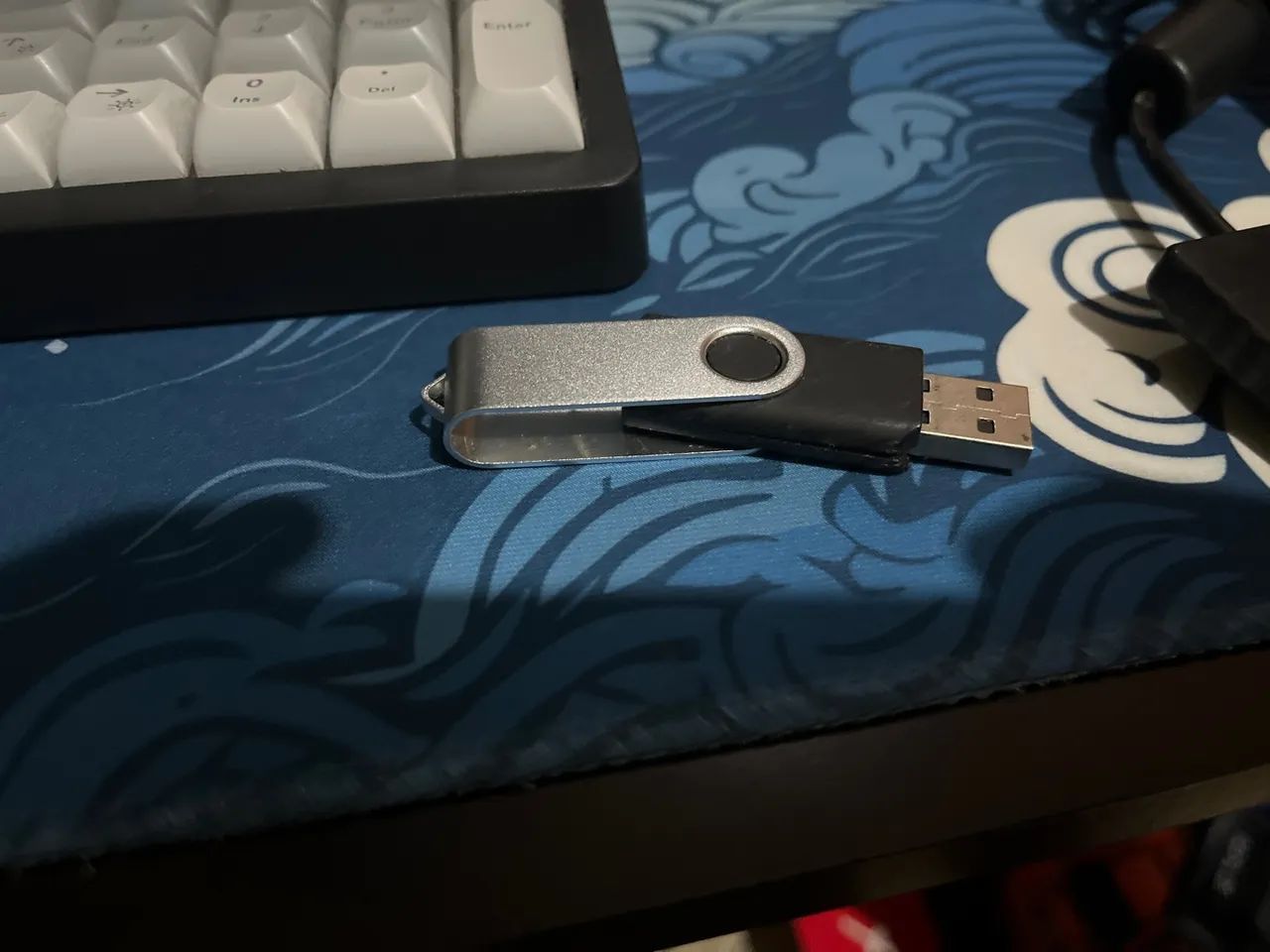 Pen Drive preto com proteção na entrada  - Foto 3
