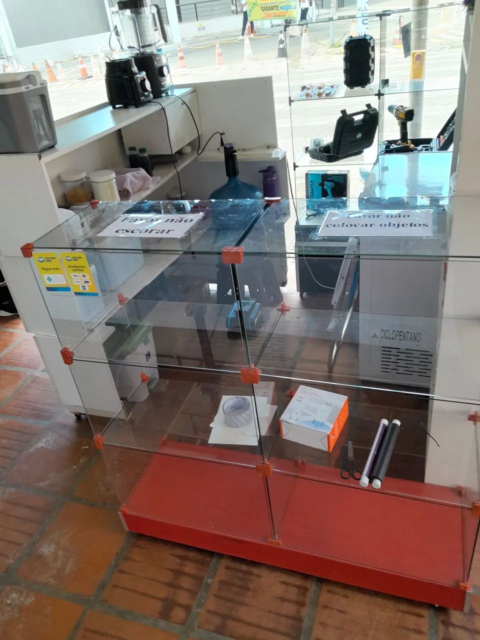 Vendo essa vitrine esposito 