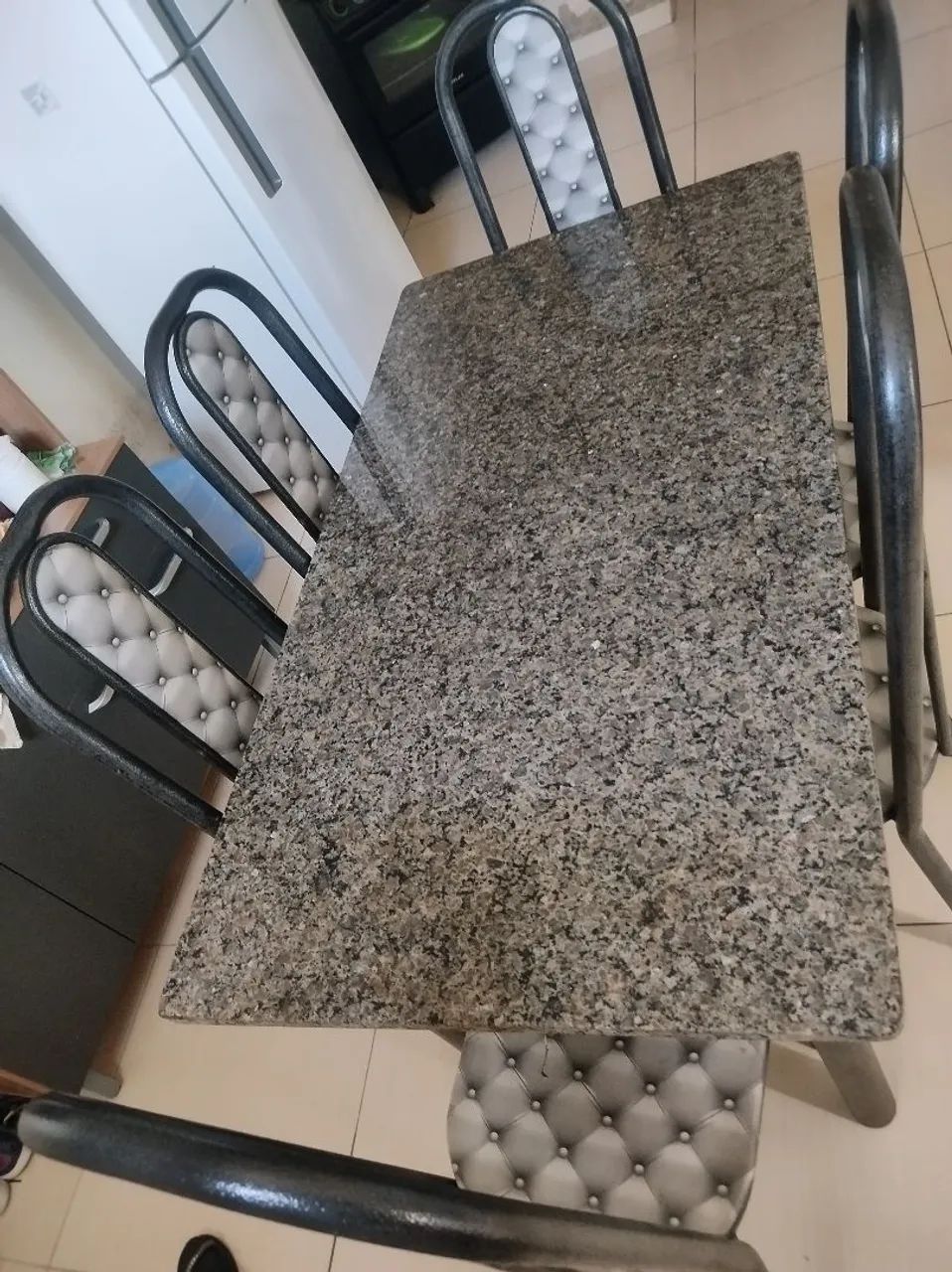 Vendo mesa de seis cadeiras interessado entra em contato. - Foto 2