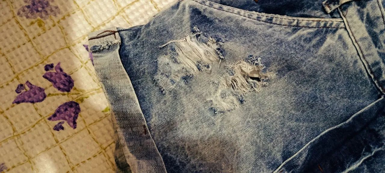 jardineira short jeans rasgado 38 - Foto 3