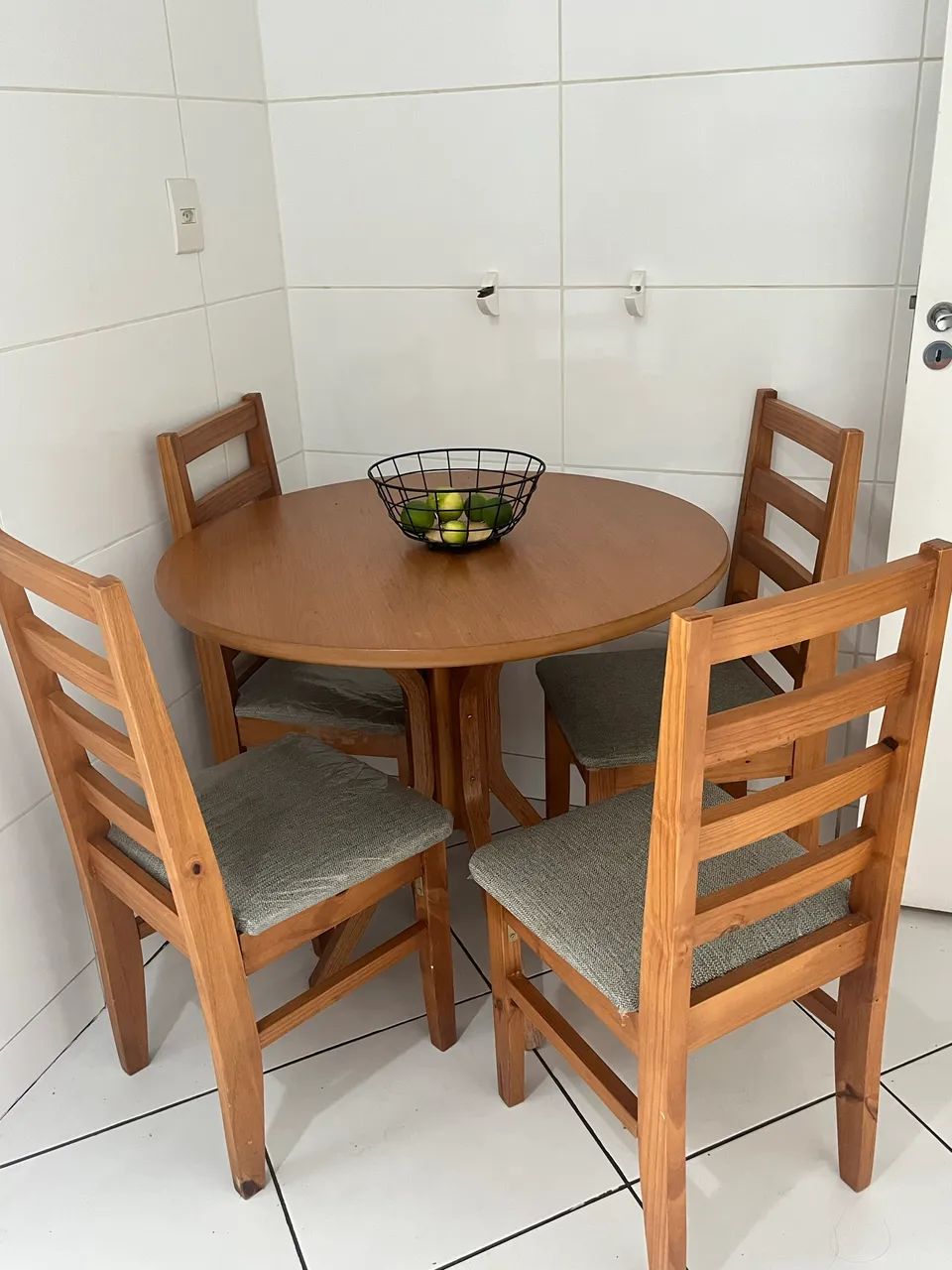 Mesa com 4 cadeiras