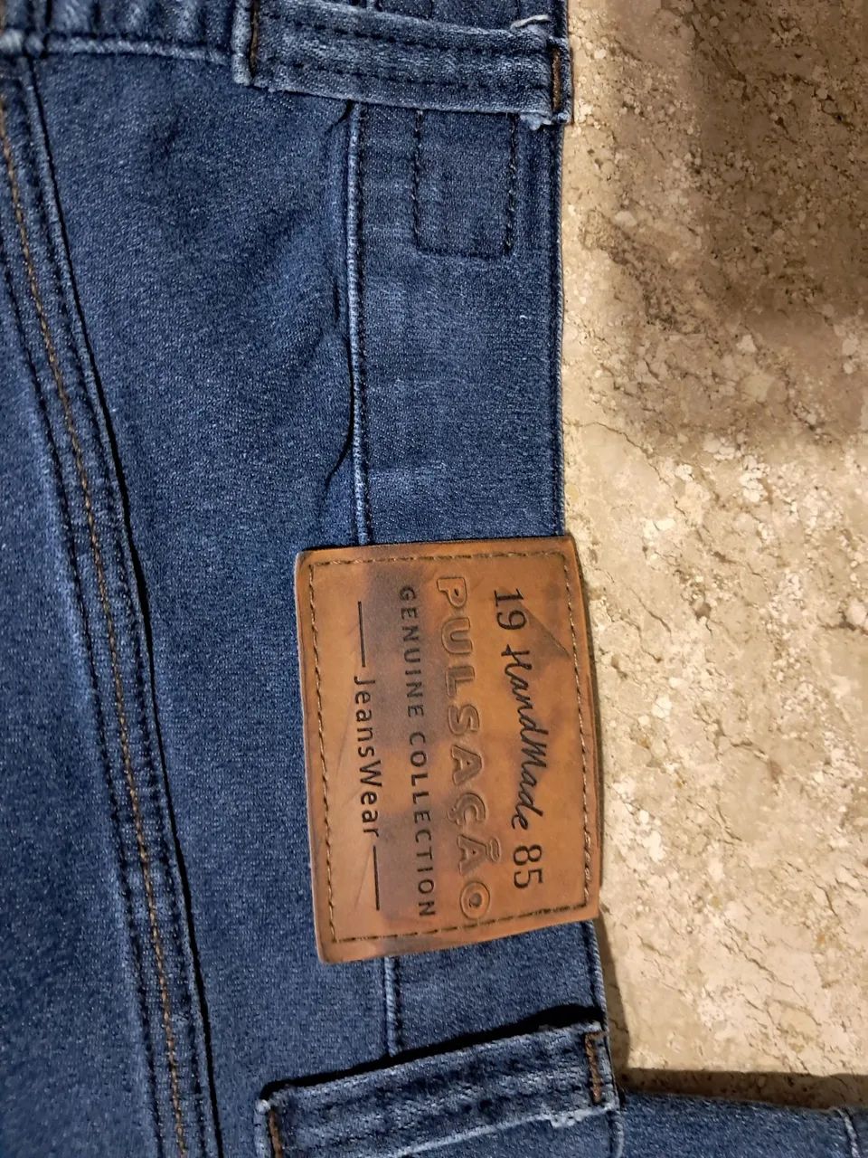Calça jeans marca pulsação