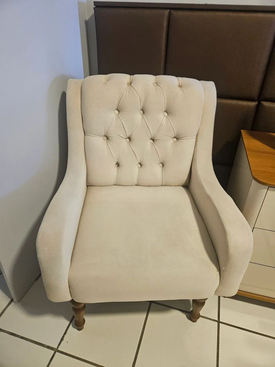 POLTRONA CONFORTÁVEL EM SUEDE BEGE