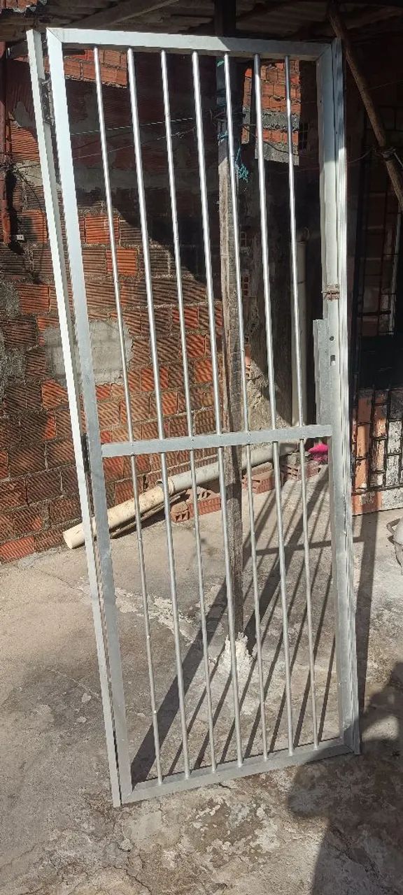Portão gradeado de abrir de alumínio 