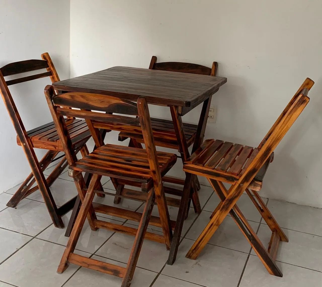 VENDE-SE CONJUNTO DE MESAS E CADEIRAS! - Foto 2