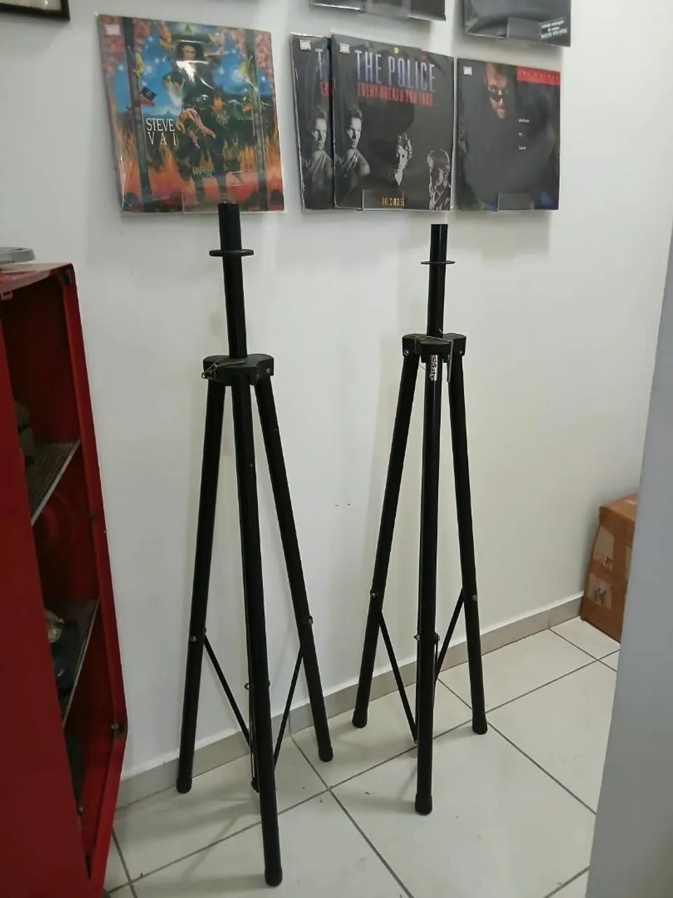 Tripé para caixas de som.