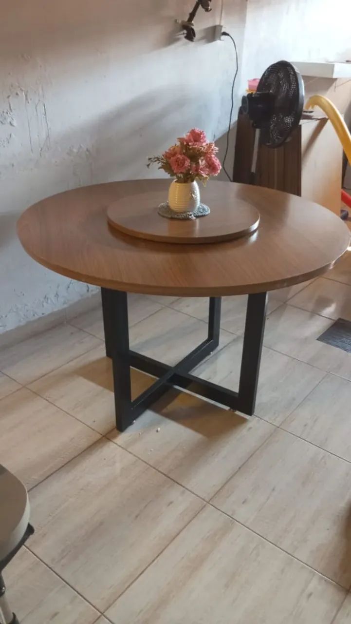 Mesa com tampo giratória 