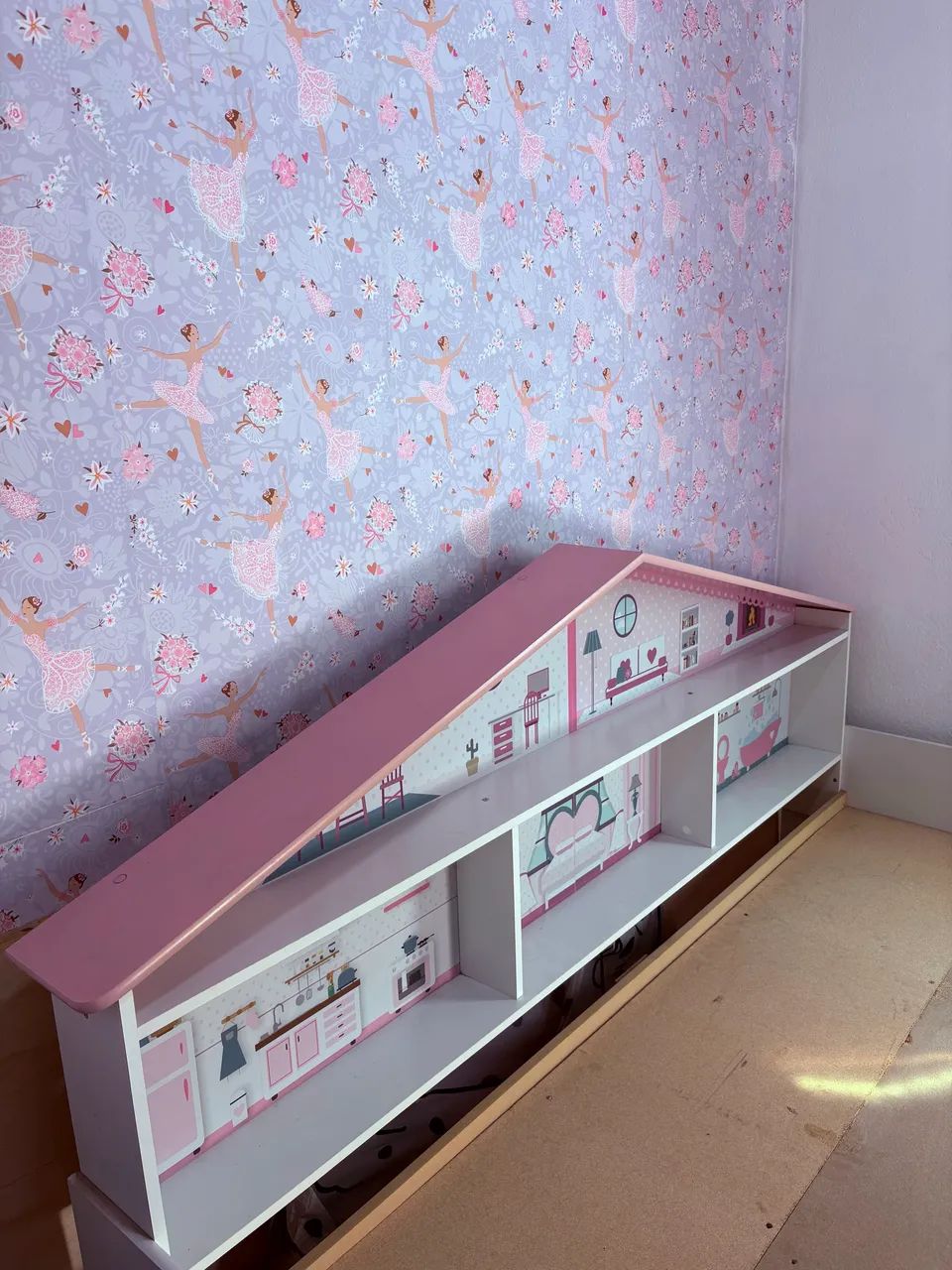 Cama infantil casinha com cabeceira de brinquedoteca - rosa e branca - Foto 4