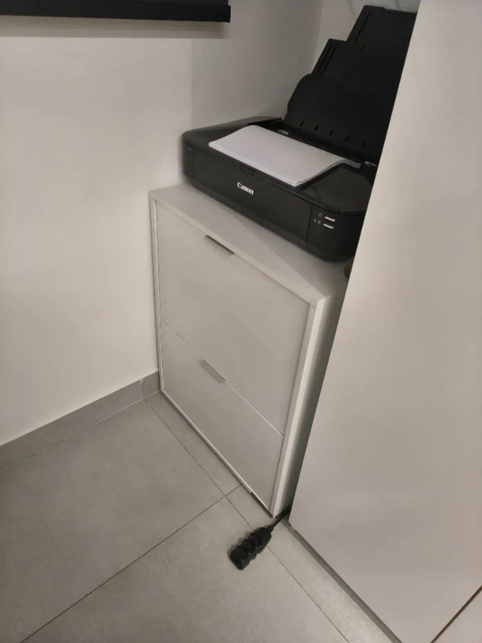 Móvel de apoio em MDF branco com porta e gavetão - 60x50 - Foto 3