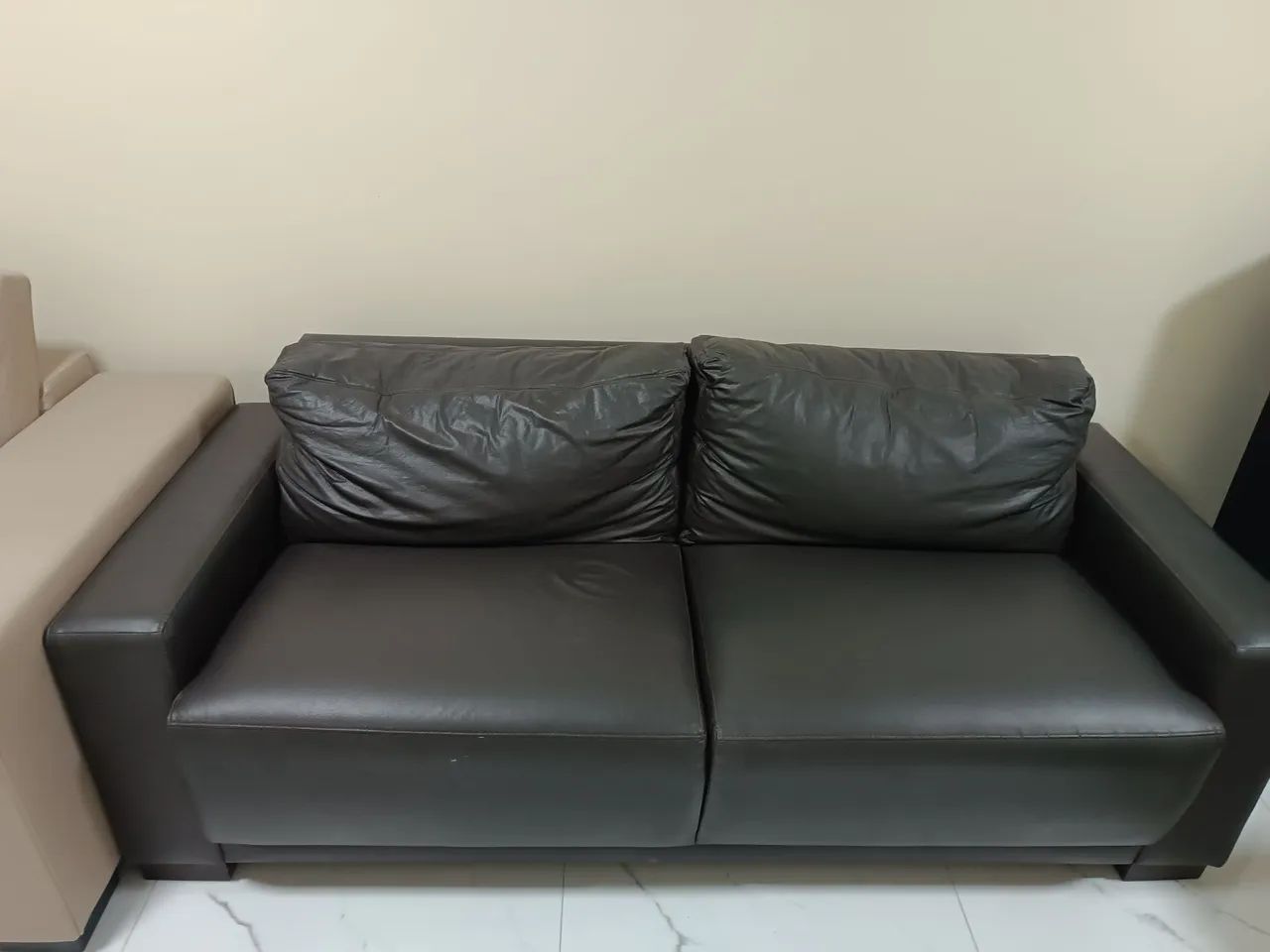 Vendo sofá de 3 lugares em ótimo estado novo - Foto 4