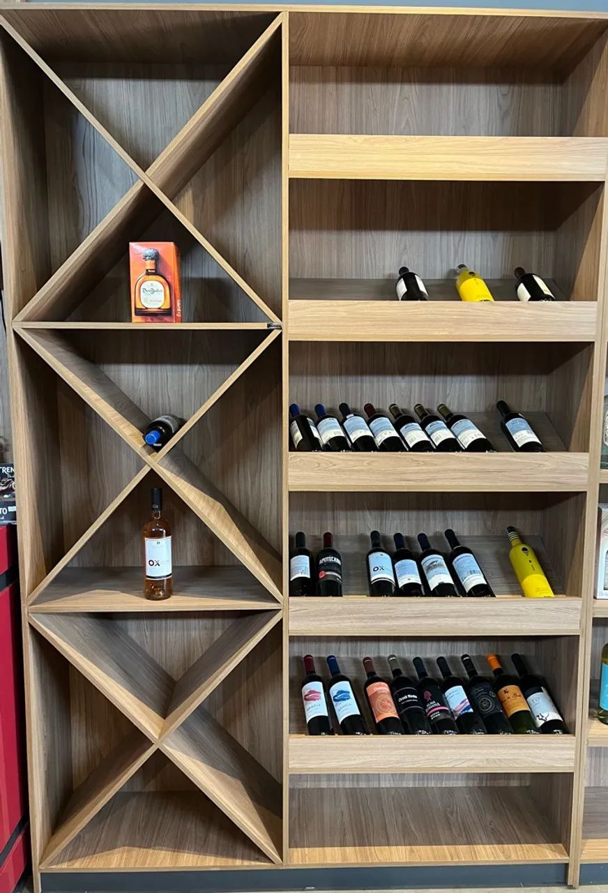 Prateleira expositora para vinhos