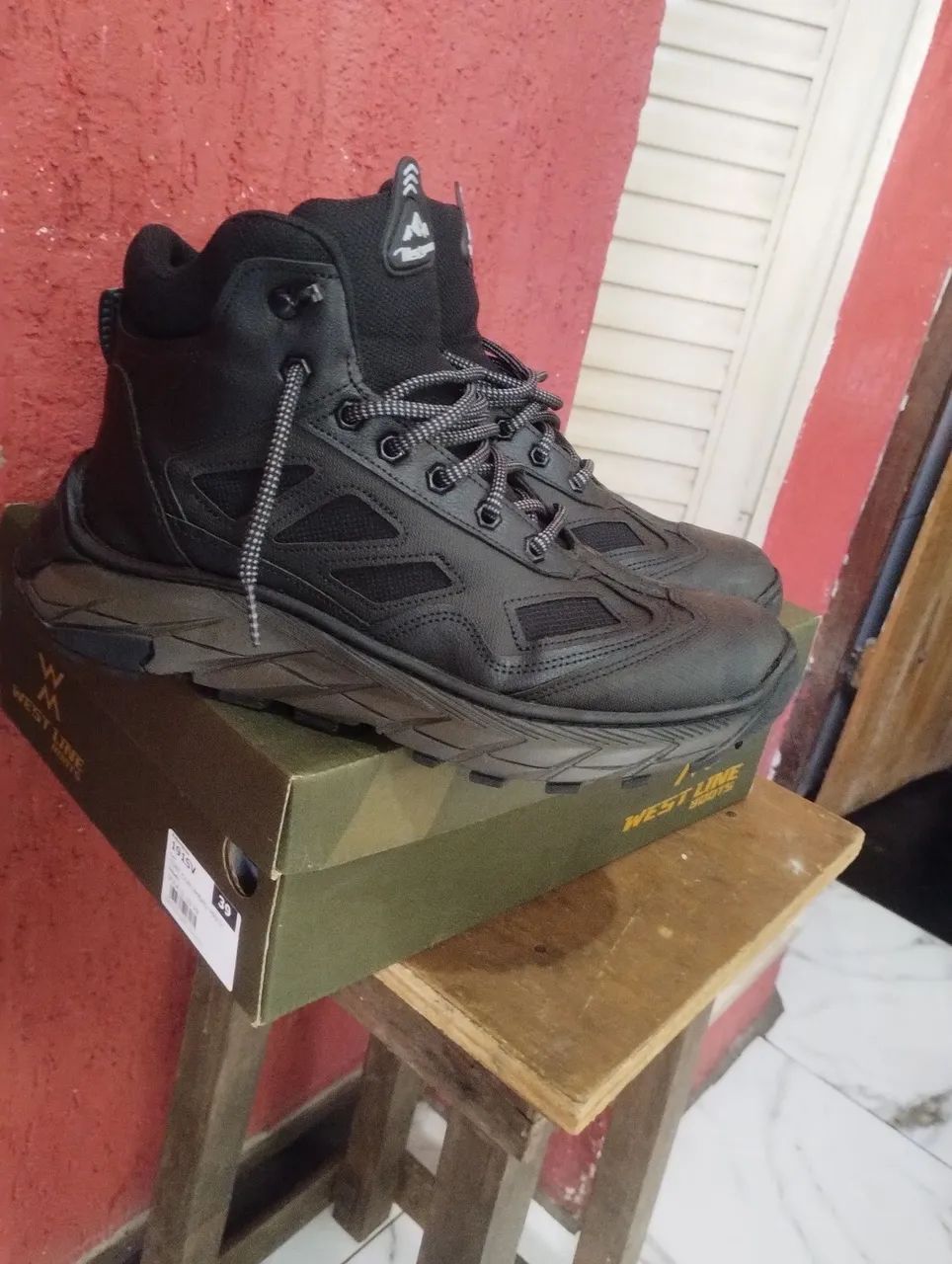 Bota boit west LINE 