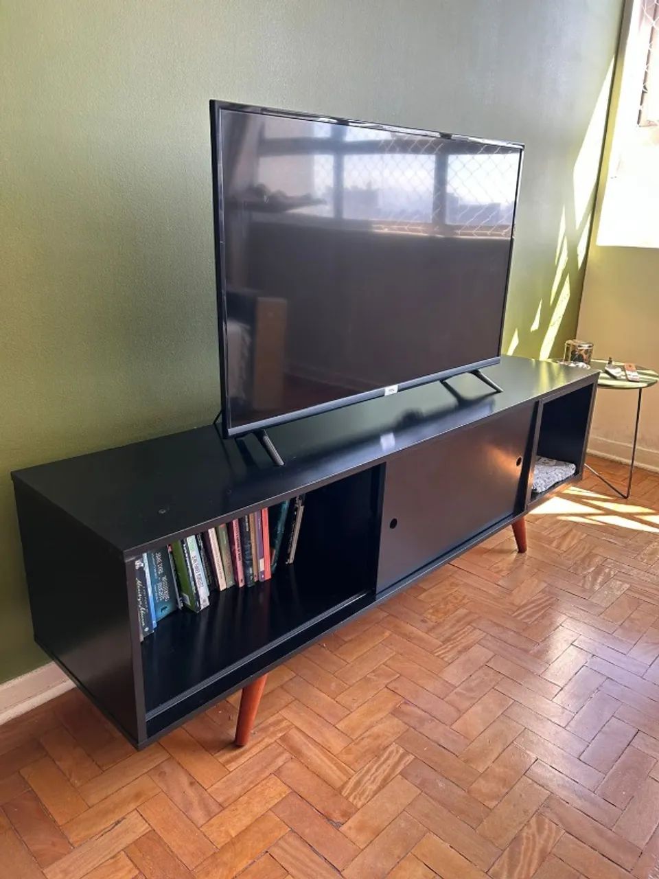 Rack para TV Preto com Pés de Madeira