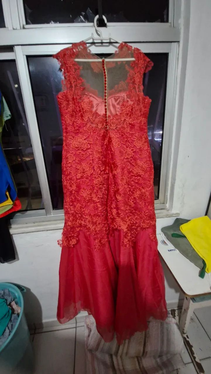 VESTIDO LONGO VERMELHO BORDADO EM RENDA - ELEGANTE E SOFISTICADO - Foto 2