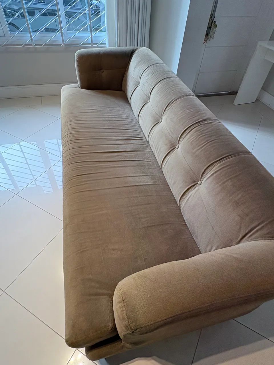 Sofá de veludo marrom 2,20m | Moderno e confortável - Foto 2