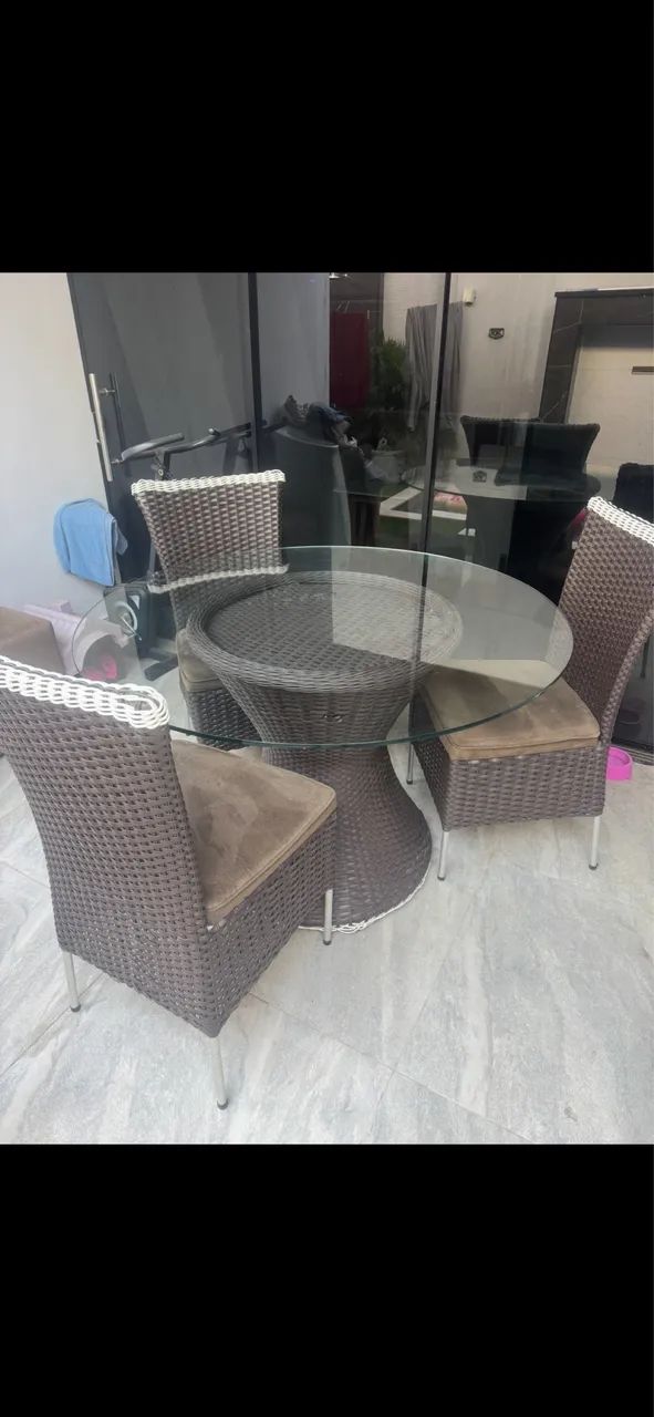 Vendo mesa com três cadeiras 